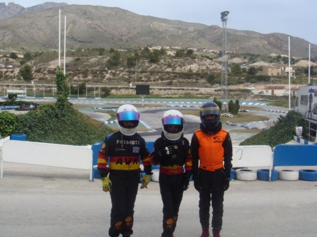 Pilotos delanle de la pista